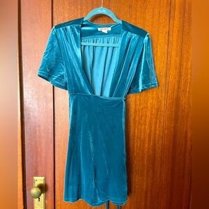 MOVING SALE! Amazing blue velvet Billabong wrap dress. Never worn! Size L
